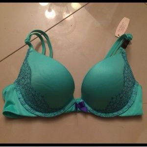 ⚡️⚡️FLASH SALE!! NWT VS PUSH-UP BRA!!💚