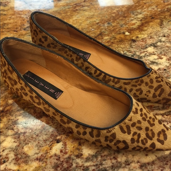 Pointy cheetah flats