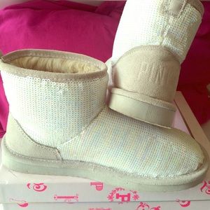 🌻REDUCED🌻VS PINK FUR LINED MUKLUK