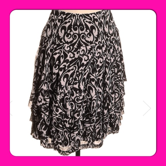 🌷Beautiful INC Layered Skirt🌷 - Picture 3 of 4