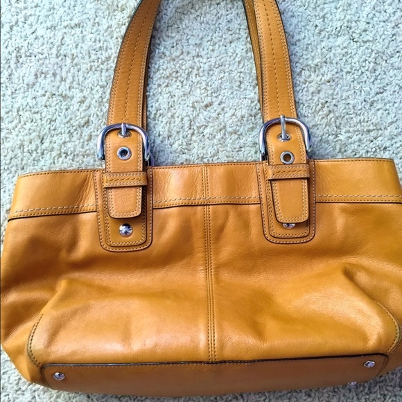 COACH YELLOW LEATHER PURSE! MAKE ME AN OFFER! - Picture 2 of 4
