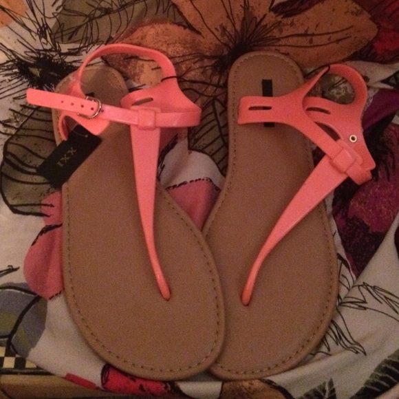 SANDALS CORAL NWT