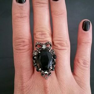 Vintage looking ring with black stone and a bow
