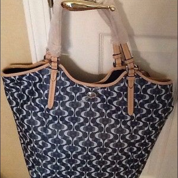 Brand new coach purse hold for deb