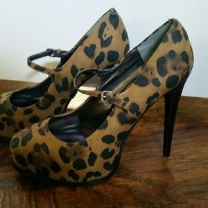 Super cute, Leopard Vera Wang heels!