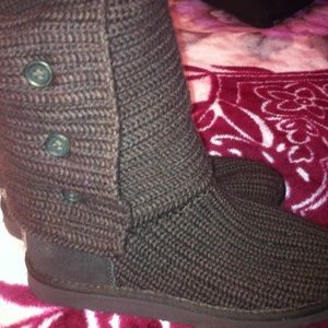 Size 6 , wool sweater uggs