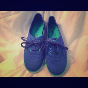 New Woman's blue/green trim classic keds.
