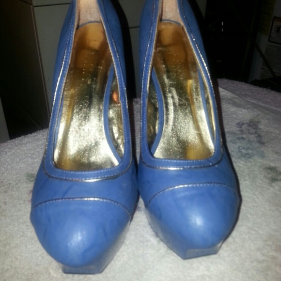 "SOLD" Blue and gold lined pump - Picture 1 of 4