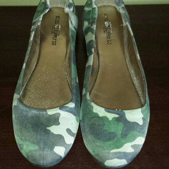 Mossimo Camo Flats
