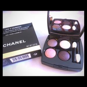 CHANEL
LES 4 OMBRES
Multi-Effect Quadra Eyeshadow