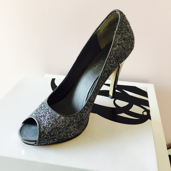 heels - Picture 2 of 3