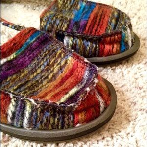Sanuk soft multi-colored sandals