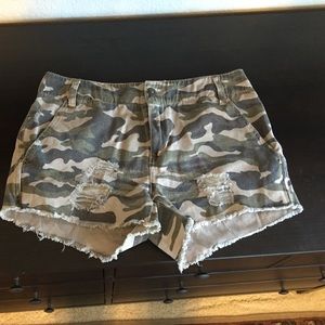 BDG boyfriend shredded camp shorts Sz 26