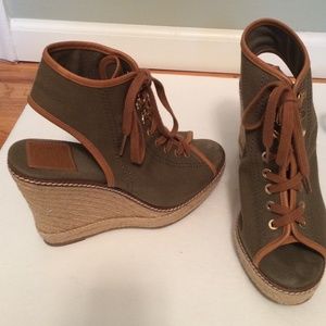 Tory Burch Green Canvas Wedges Size 9!