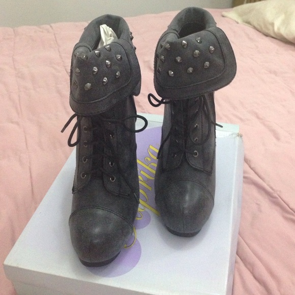 Boots - Picture 2 of 4