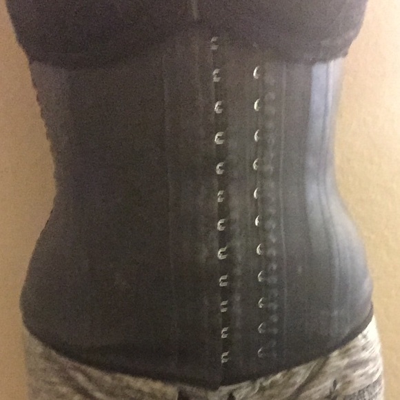 Bombshell curves - Picture 3 of 4