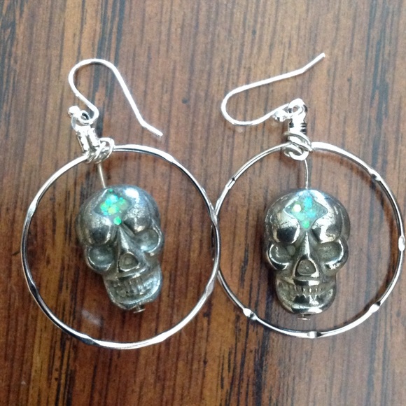 SKULL EARRINGS AND NECKLACE SET (NWOT) - Picture 4 of 4