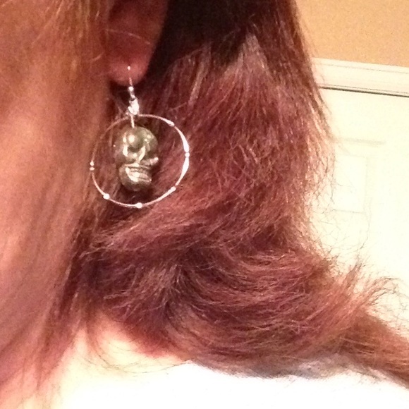 SKULL EARRINGS AND NECKLACE SET (NWOT) - Picture 3 of 4