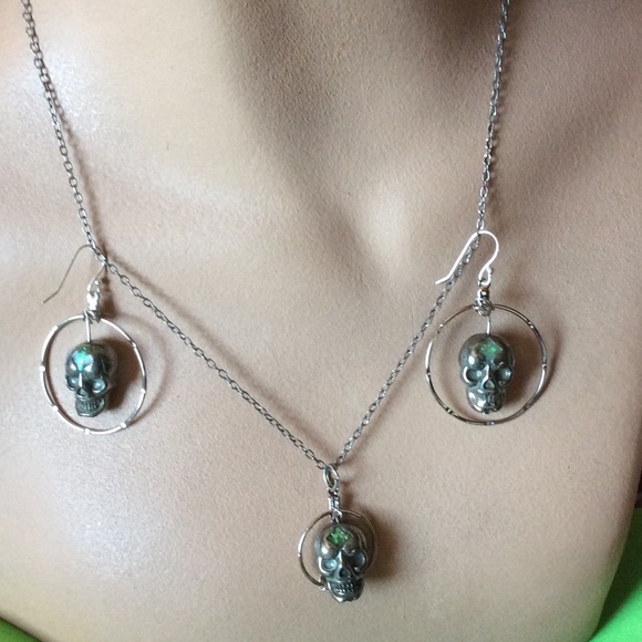 SKULL EARRINGS AND NECKLACE SET (NWOT)