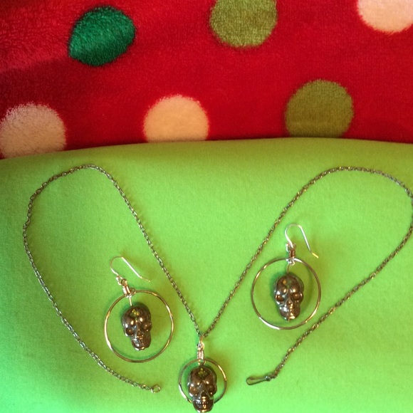 SKULL EARRINGS AND NECKLACE SET (NWOT) - Picture 2 of 4