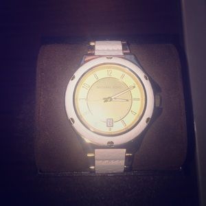 Michael Kors watch ⬇️ 10%