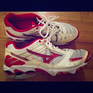 NWOT Wave lightning 7 vball shoes NWOT