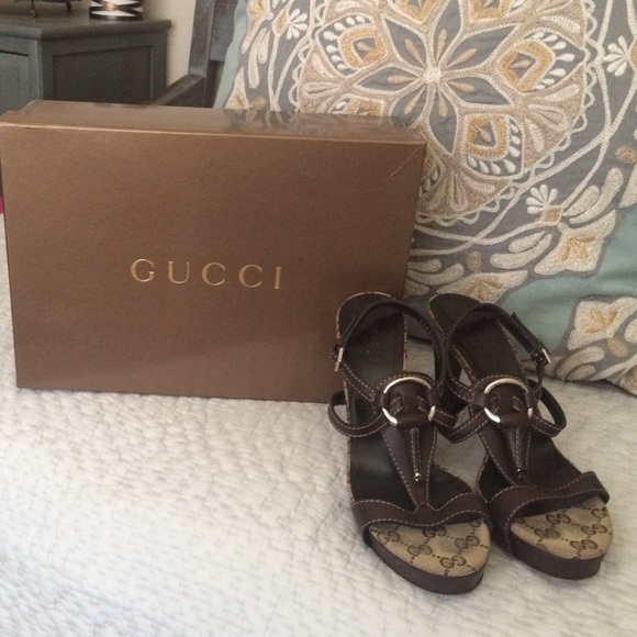 Gucci t-strap platform high heel. Size 37 1/2.