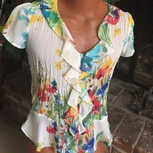Essentialeigh floral top. Polyester size Small