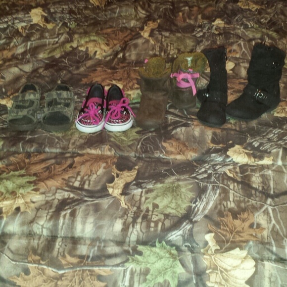 4 pairs of toddler shoes - Picture 1 of 4