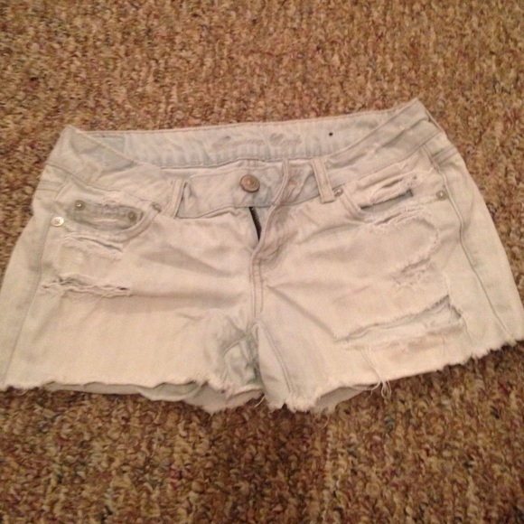 Distressed light wash American Eagle shorts!