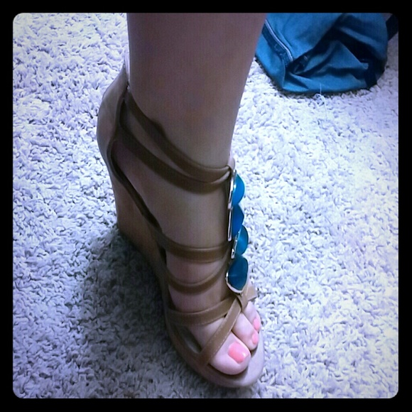 Beautiful ALDO wedges - Picture 2 of 4