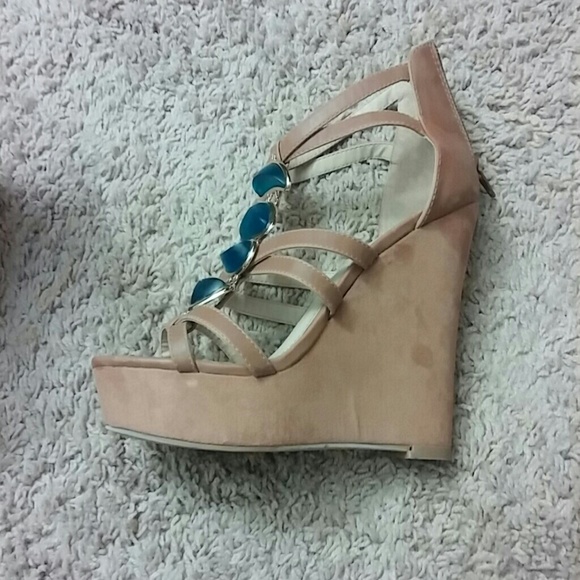 Beautiful ALDO wedges - Picture 3 of 4