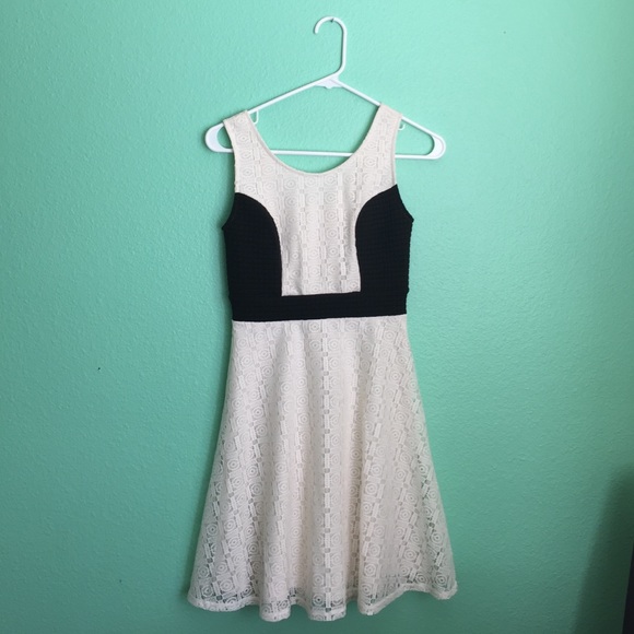 🔴white crochet dress with black design