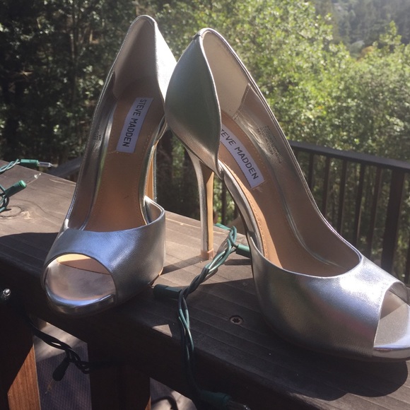 Steve Madden silver pumps brand new