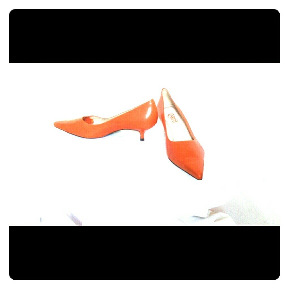 Carlos Santana Kitten Heels NWOT - Picture 1 of 4