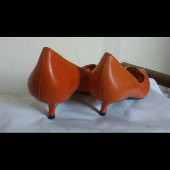 Carlos Santana Kitten Heels NWOT - Picture 2 of 4