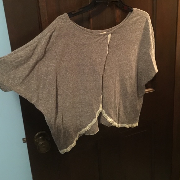 Gray top with back opening size M - Picture 2 of 2