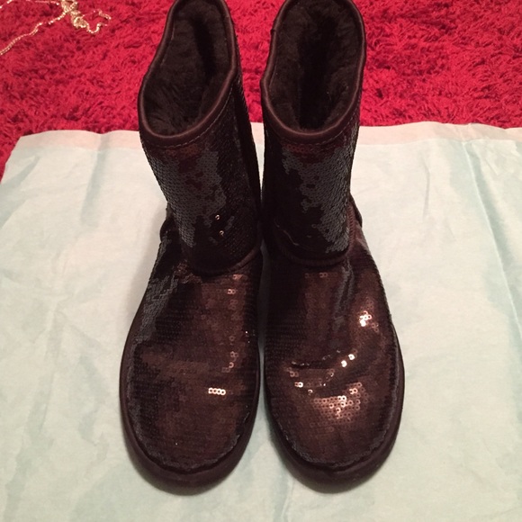 Black Sparkly short uggs!