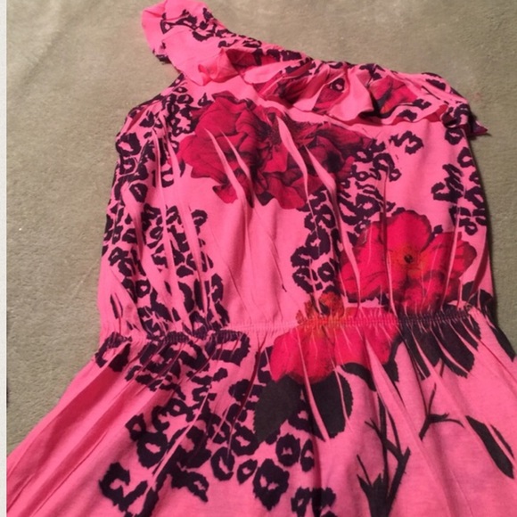 Beautiful flowery asymmetrical top - Picture 3 of 4