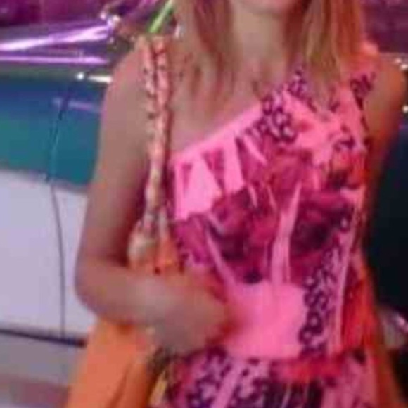 Beautiful flowery asymmetrical top - Picture 2 of 4