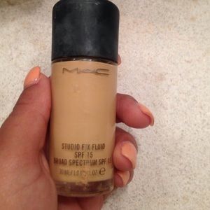 MAC studio fix fluid NC20