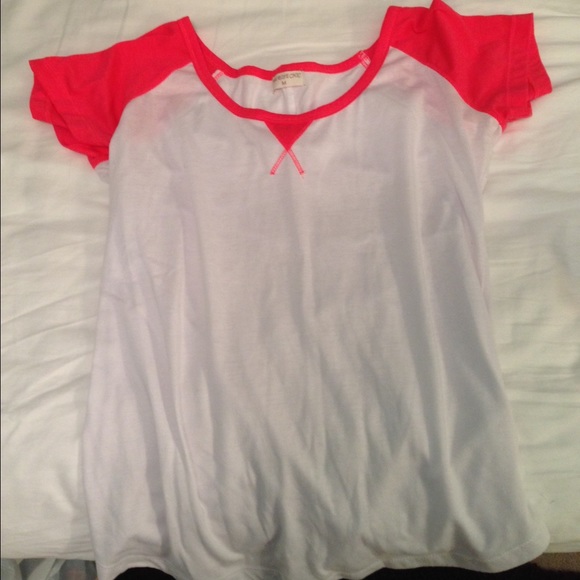 Cute white t shirt with pink shoulders