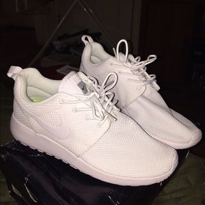 Nike White Roshe Run