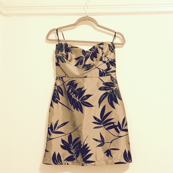 🌼MUST GO🌼  NWOT Bronze Leaf-print Strapless Mini