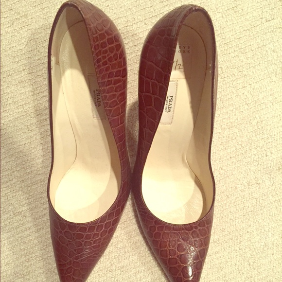 Prada pumps. Flash sale - Picture 1 of 3