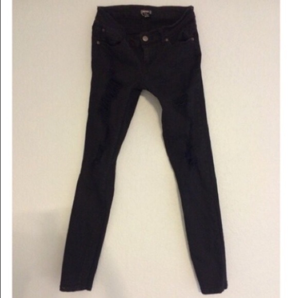 ❌❌sold❌❌XXI black ripped jeans