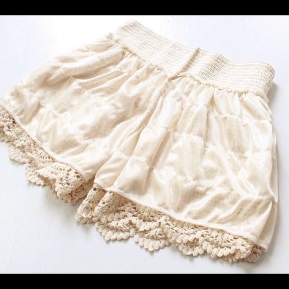 Beige Crotchet lace Shorts - Picture 4 of 4