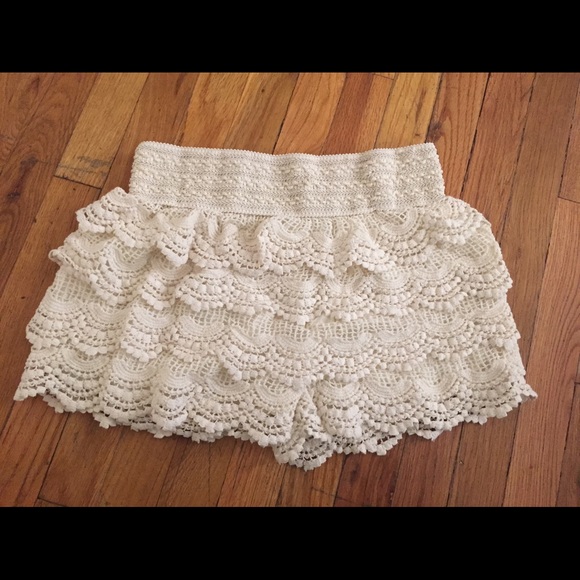 Beige Crotchet lace Shorts - Picture 3 of 4