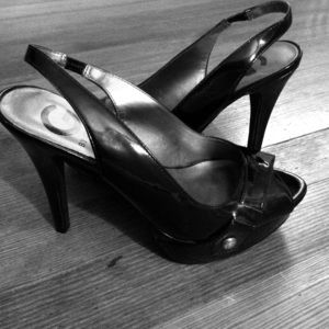 PINUP shoe - Black patent sling back Guess heels