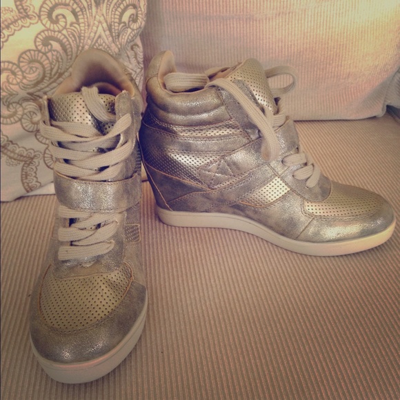 🚫SOLD🚫Xhileration gold sneaker wedges